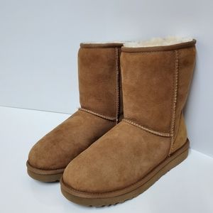 WOMEN'S CLASSIC SHORT UGGS SIZE 7 NWOT